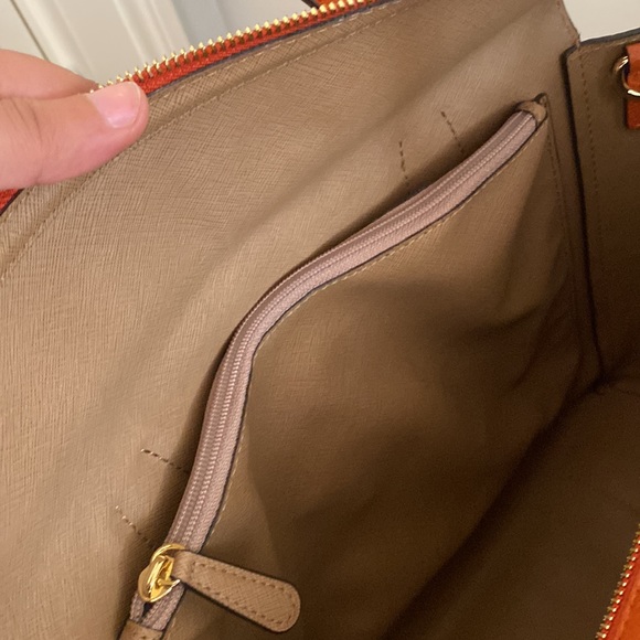 Used-No tag No Box-Michael Kors handbag
Very good condition
Orange, Leather - Picture 9 of 11